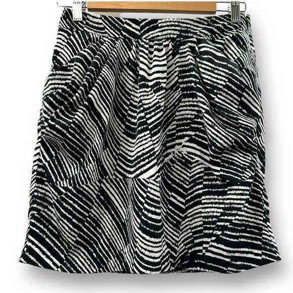 Banana Republic Black & White Abstract Print Silky A-Line Mini Skirt Size 2 - Picture 1 of 5